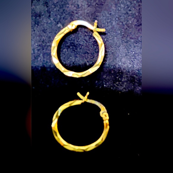 18 carat gold plated 1” hoops. - Picture 1 of 2
